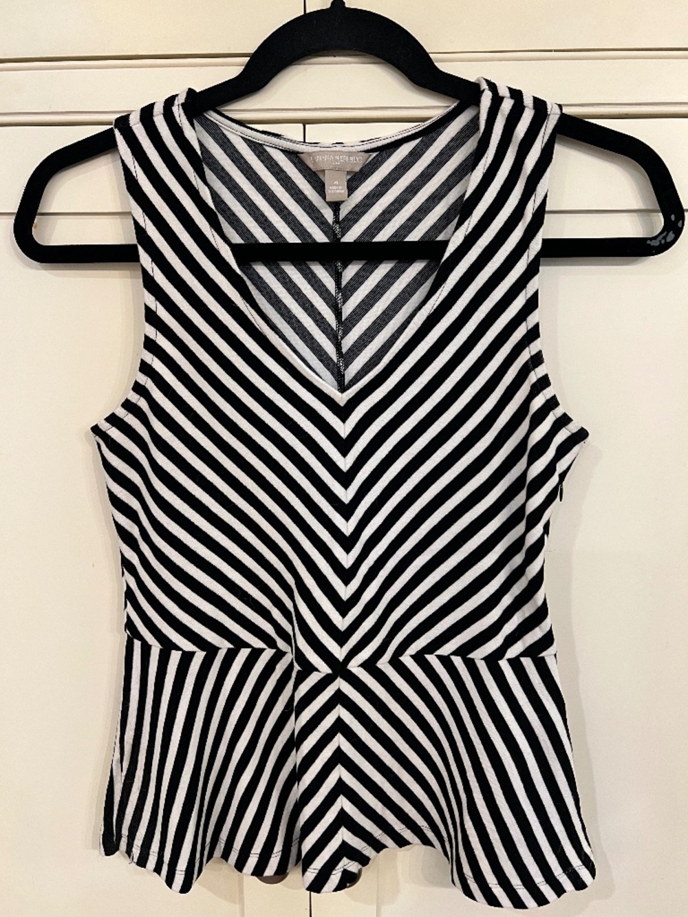 Banana Republic Women’s Sleeveless V-neck Top Black and White Chevron Stripes Si